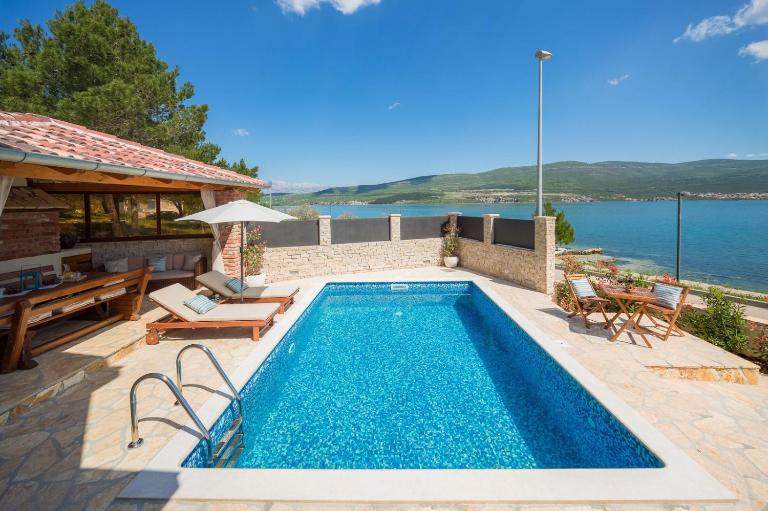 Seafront Villa Noah with heated pool - B&B Pridraga