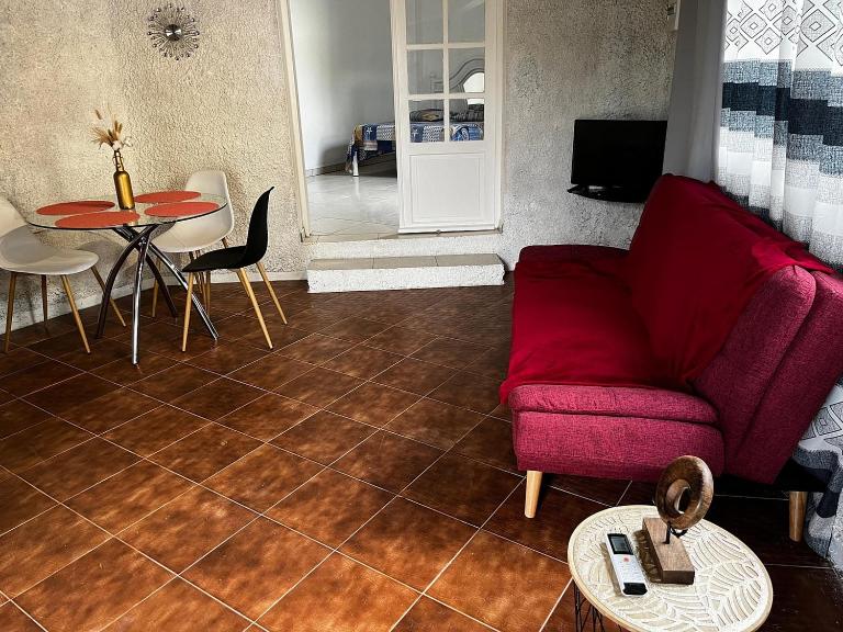 Villa Shoelcher, joli T2 a 3 min de la mer à pied, avec piscine - B&B Schoelcher