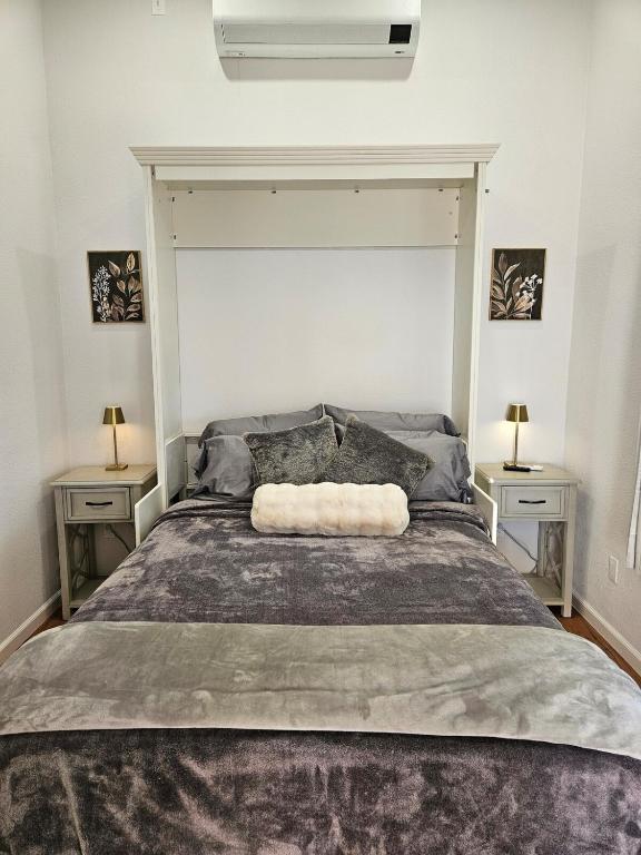 Modern 1-bedroom Studio with Full Kitchen and Bath - B&B Santa Clarita