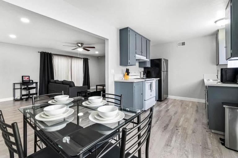 Chic 2-Bed Oasis Sleeps 6! Minutes From Strip! - B&B Las Vegas