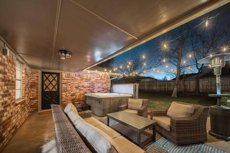 Luxury 4BR OKC Retreat w Hot Tub & Pool Table - Ferienwohnung Oklahoma City