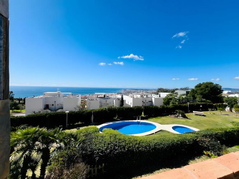 Alanzana Vistas al Mar y piscina con parking privado Reserva del Higueron Benalmádena Málaga - B&B Benalmádena