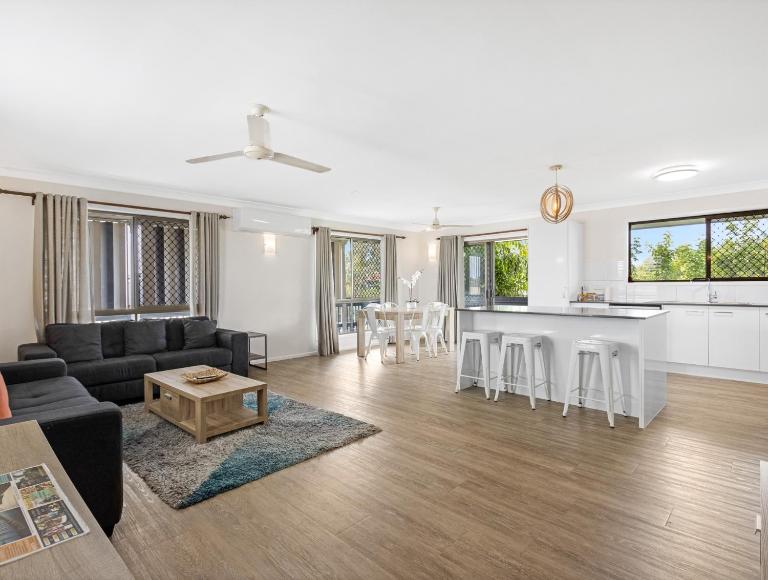 Spacious 3-Bed Home with Balcony in Hervey Bay - Bed and Breakfast Hervey Bay