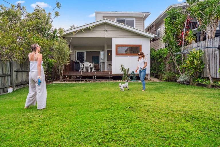 Tooway Beach House Walk to beach & Pet-friendly - Chambres d'hôtes Caloundra