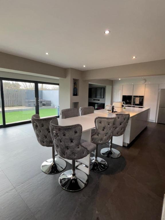 Large Modern Family Home in Murrayfield - Very close to City Centre - 10 mins by Direct Bus - Private Driveway & Garden - B&B Edimburgo