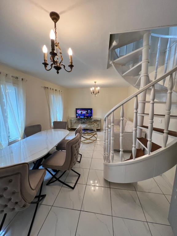 NEW 2 bedroom House 15mins from Paris by Train - Bed and Breakfast Sarcelles