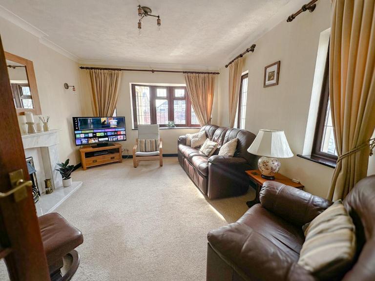 Maesllan - A Spacious Holiday Home in Porthcawl - 5 bedrooms, sleeps up to 10 people - B&B Porthcawl