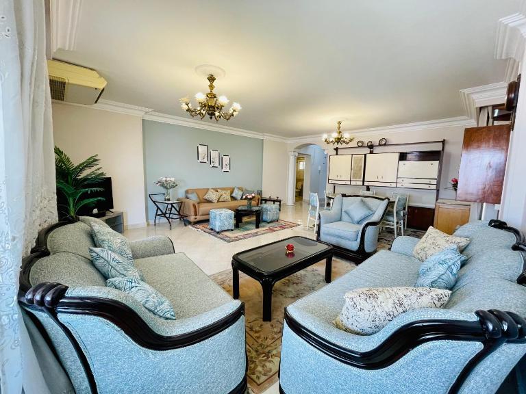 Family-Friendly 3BR Apartment in Rehab City - Ferienwohnung Kairo