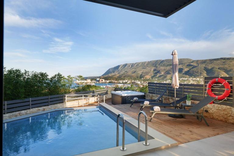 Thearia villa I - seaview , private heated pool & jacuzzi - B&B Soúda