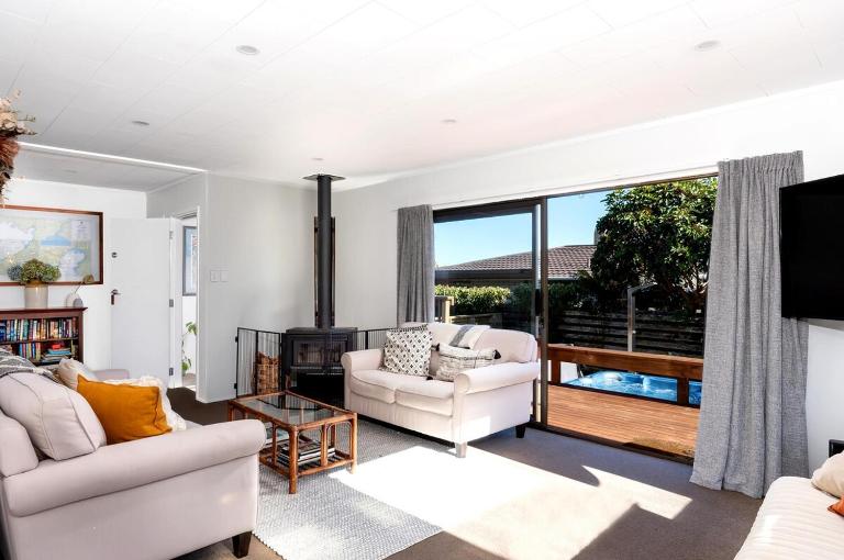 Modern Holiday Home with spa - great for families & dogs - B&B Taupo