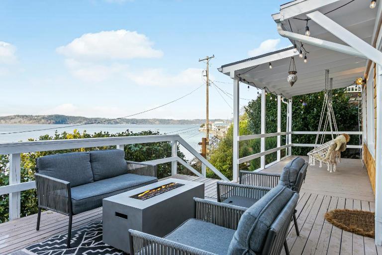 'Cedar & Sage' Waterfront Cottage on Puget Sound - B&B Browns Point