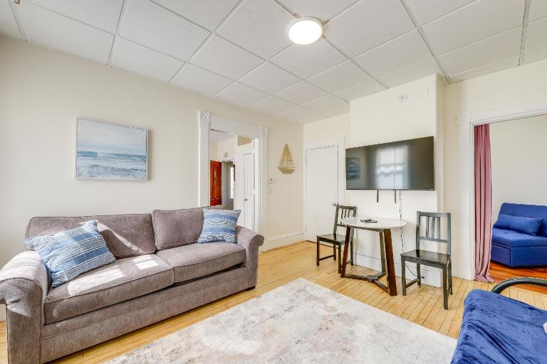 1/2 Mi to Ocean: Cozy Apt in Old Orchard Beach - Chambres d'hôtes Old Orchard Beach