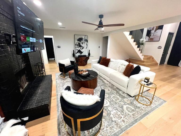 Luxury Home w Pool, Open Kitchen, Poker Room & More - B&B Dallas