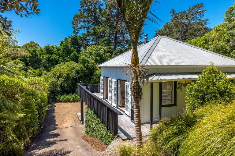 Nikau Grove - Onetangi Holiday Home - Chambres d'hôtes Onetangi