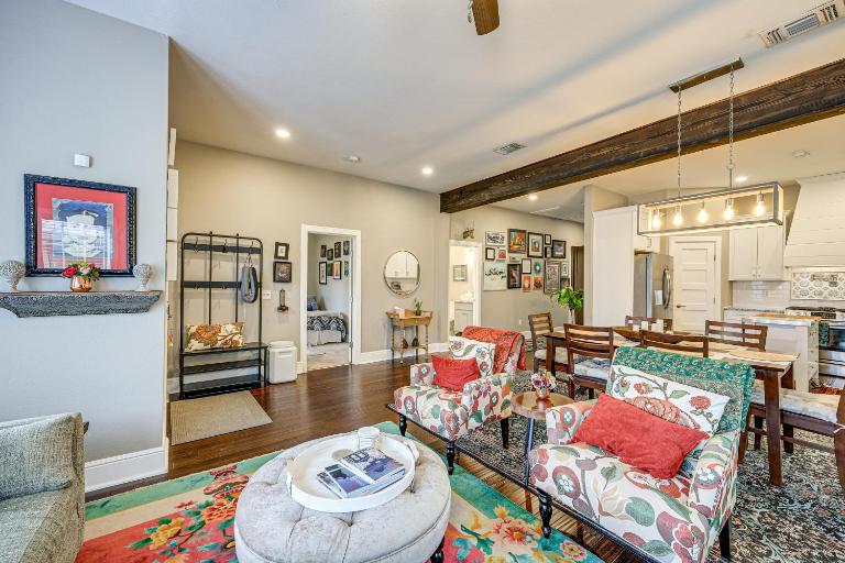 Artsy Bungalow w/ Yard in Dtwn San Antonio - Bed and Breakfast San Antonio