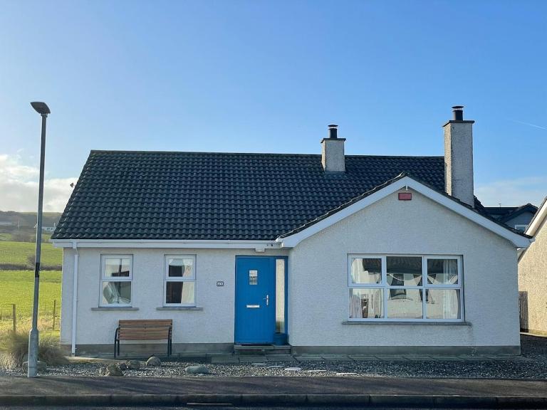 Portballintrae 3 bedroom cosy coastal bungalow - B&B Portballintrae