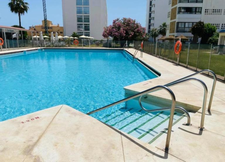 Apartamentos Alay Puerto Marina - Chambres d'hôtes Benalmádena