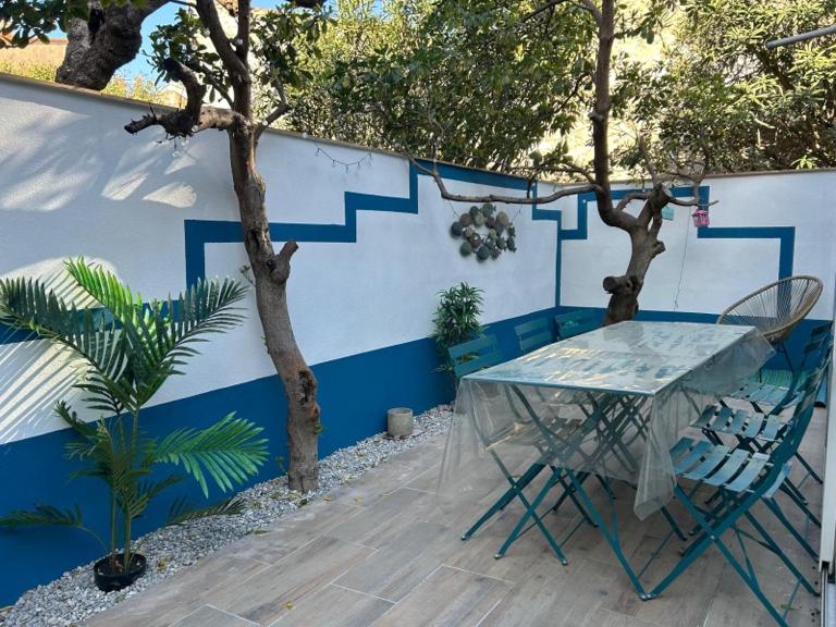Sète centre - maison de vacances - 2 chambres - 4 personnes - 60 m2 avec parking gratuit privé, wifi et clim - B&B Sète