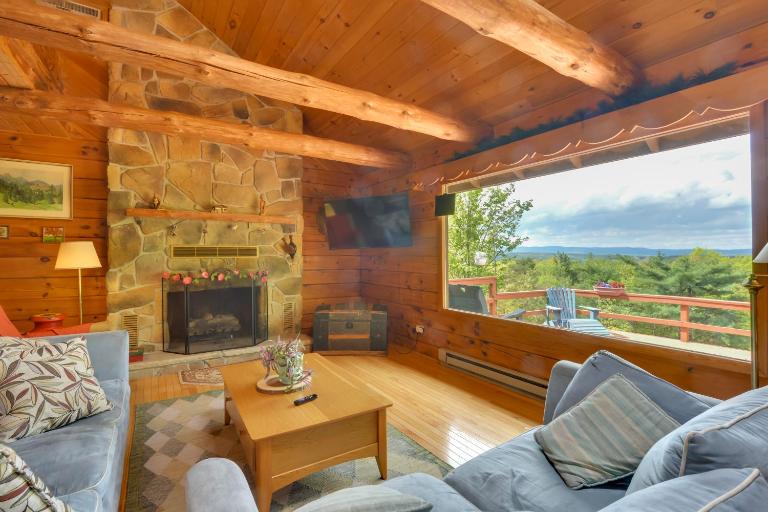 Peaceful Bedford Escape: Deck & Stunning Views! - Chambres d'hôtes Bedford