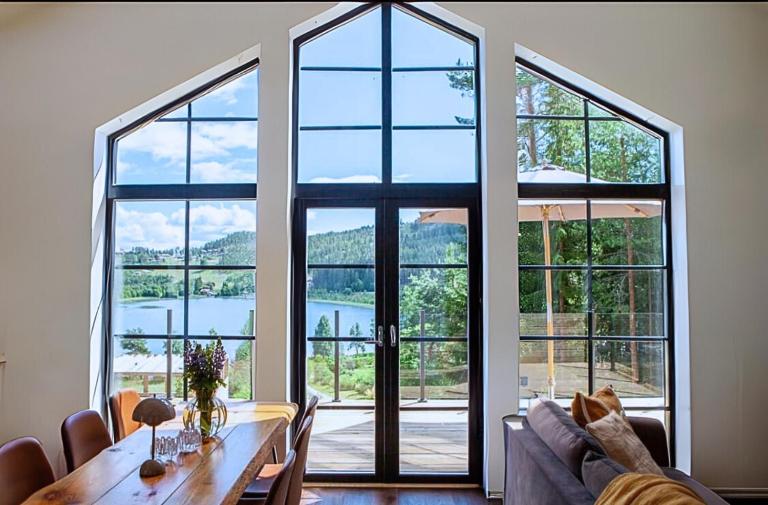 Newly built cabin with sauna, fireplace and amazing view - B&B Järvsö