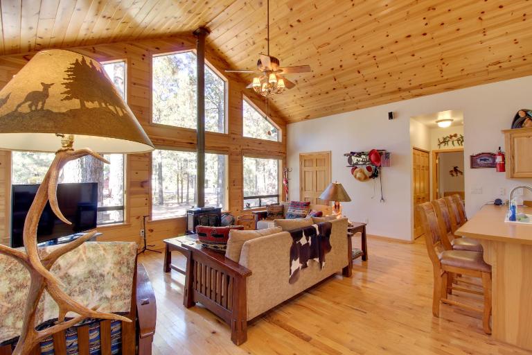 Scenic Deck + Horse Corral: Pinetop-Lakeside Cabin - B&B Pinetop-Lakeside