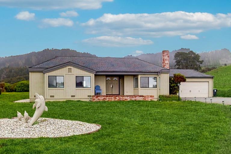 Ocean-View Manor with Large Yard Walk to Beach - B&B Fort Bragg