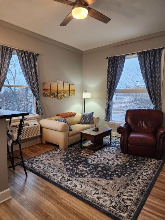 Spacious 2BR Apt Downtown, 2 Blocks from State Capitol - Chambres d'hôtes Topeka