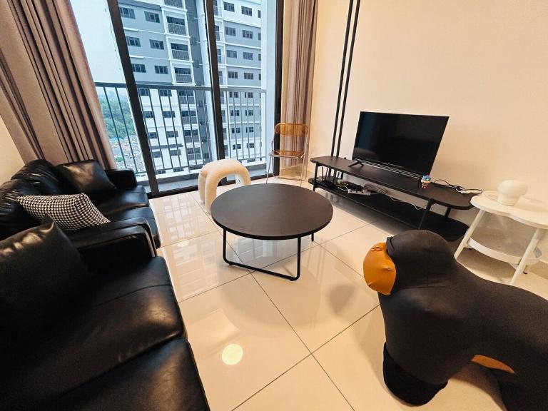 Cozy black 3 bedroom , wifi , TVBox - B&B Cheras
