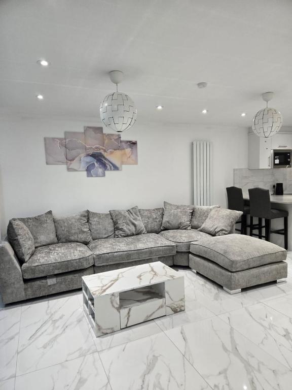 A stylish 3 bedroom house or Apartment in Greenhithe - Available for booking as individual Room or as a Whole apartment - 11mins walk to Greenhithe Train Station, 7 mins drive to Bluewater shopping mall - Chambres d'hôtes Greenhithe