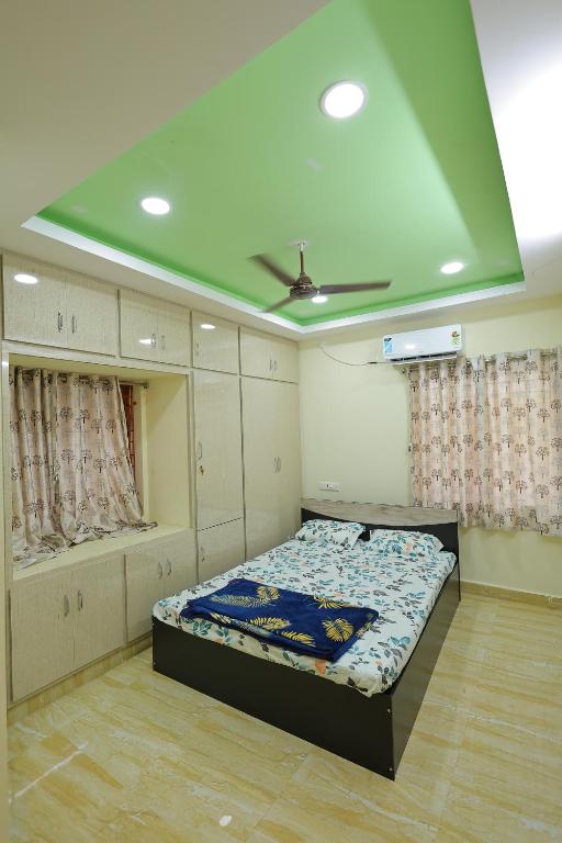 Bhakti Bliss Homestay - 2BHK modern Apartment with AC, Wifi and Android TV - B&B Tirupati