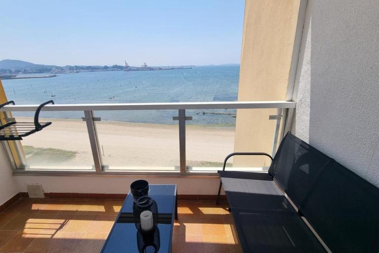Seaside Apartment Sleeps 6 with Balcony - B&B Vilagarcía de Arousa