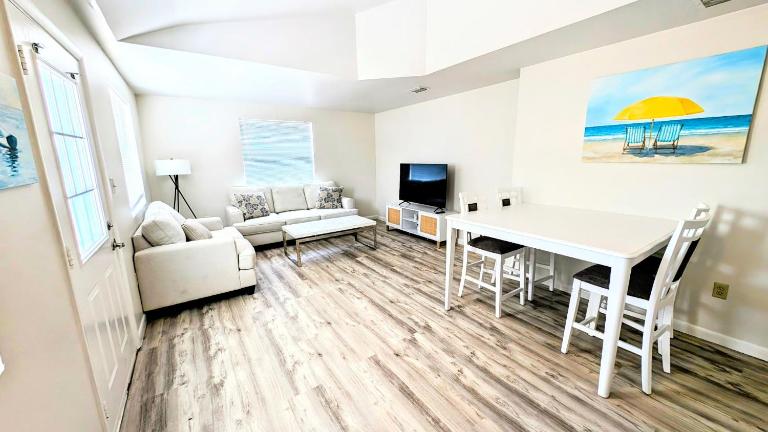 2BR Tropical Retreat A 3Mins to Beach - Ferienwohnung Clearwater Beach