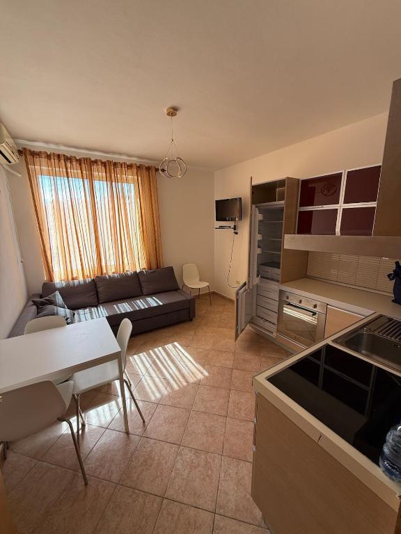 Modern Beachfront Apartment in Shengjin Views - Chambres d'hôtes Shëngjin