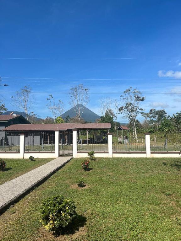 Volcano Refuge House - B&B La Fortuna