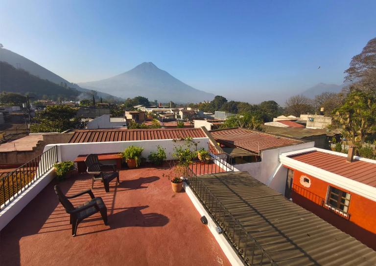 Casa Rosita, Stunning Volcano Views and Private Terrace - B&B Santa Ana