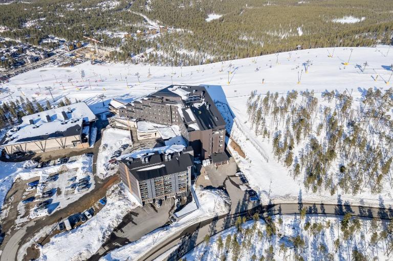 Levi Chalets 1607 Ski-in Ski-out with mountain view and with 2 skipasses - B&B Kittilä