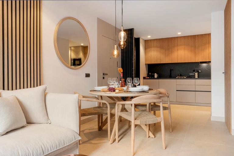 Stylish 2BR in Estepona, Walk to Beach & Old Town - Ferienwohnung Estepona