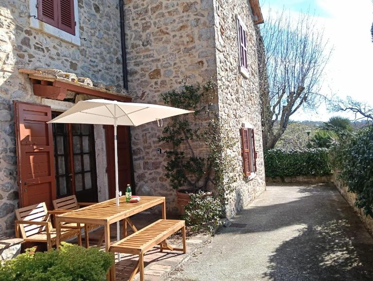 GiuMa Tuscany Historic Country House with Patio near Saturnia Hot Springs - B&B Montemerano