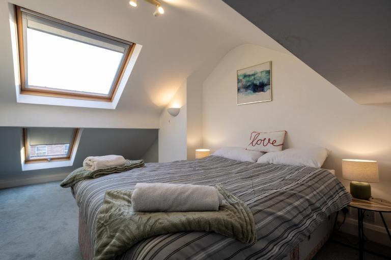 Month Stays Central 4 Bedroom House by Brookland Stays Serviced Accommodation & Short Lets in Cheltenham - B&B Cheltenham