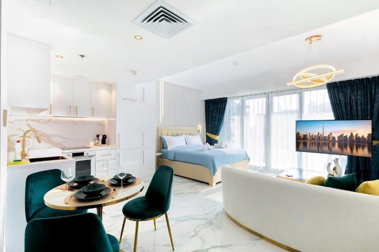 Chic City Retreat Steps from Dubai Mall & Dubai Opera - B&B Dubái