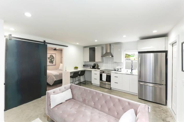 1BD 1BA-Black&White ArtBNB Cottage-Antique Row WPB - Bed and Breakfast West Palm Beach