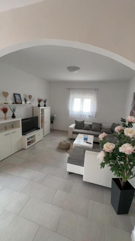 silent and close to sea 1st floor - B&B Biograd na Moru