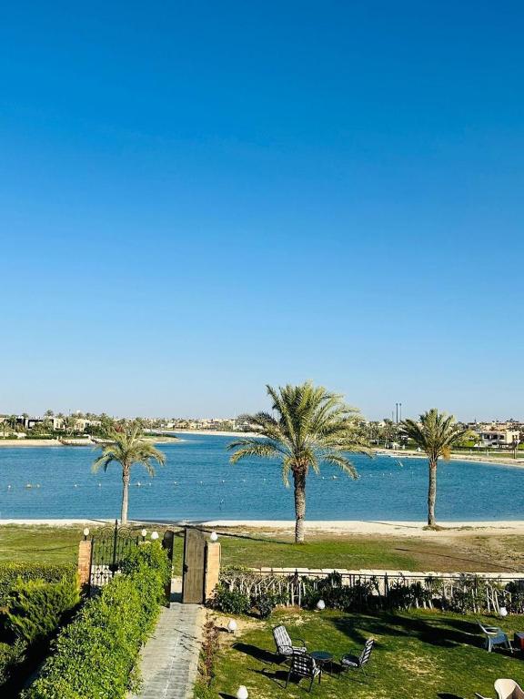 Villa in marina 5 - First Row Lake View - Chambres d'hôtes El-Alamein