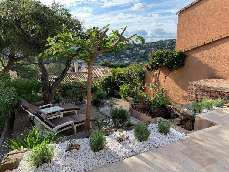 Maison 4 pièces climatisée - 6 personnes - Cadre paisible avec WiFi - FR-1-308-159 - B&B Le Lavandou