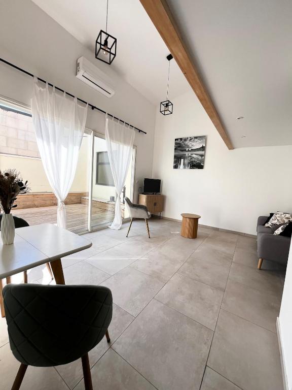 MAISON T3 avec extérieur 5 couchages, 3 lits, 2 chambres, BORDEAUX à 10min, TRAM E à 200m, Parc jeux enfants - B&B Le Bouscat