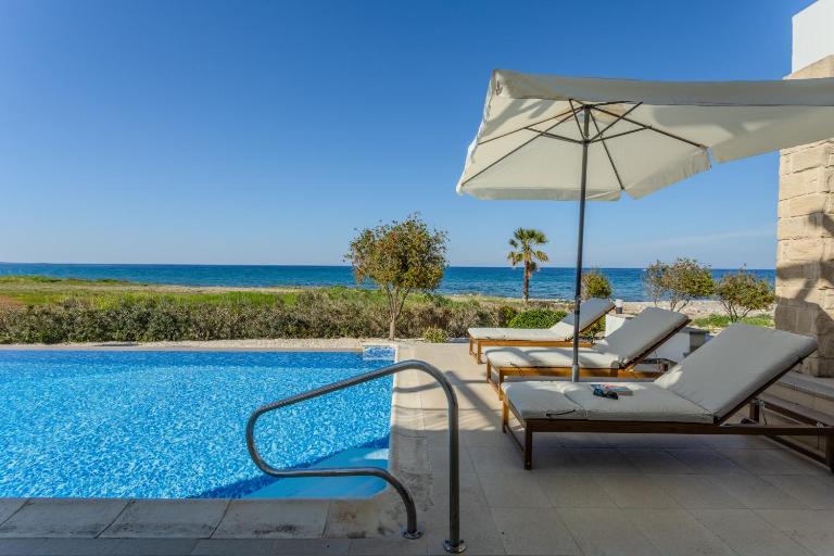 Kallisti Beach & Spa Villa - A Luxury Seaside Retreat - B&B Latchi