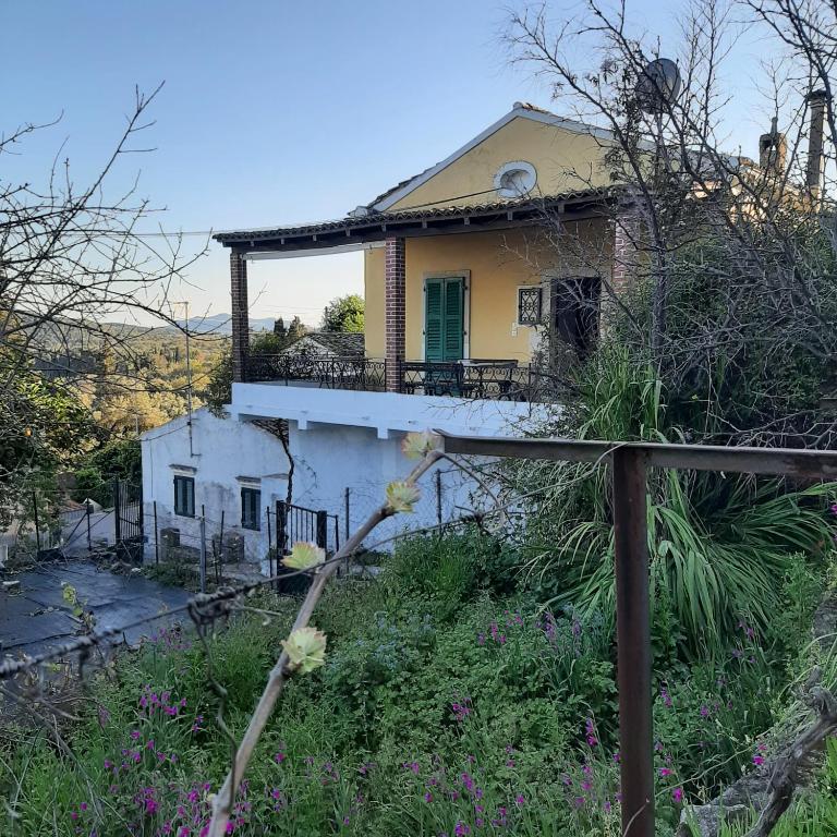 Carl's Veranda - Chambres d'hôtes Áno Korakiána