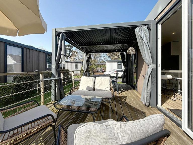 Mobil-home Grand Confort à Jullouville - Plage, Piscine Chauffée, Fitness et Parking - FR-1-361A-66 - B&B Jullouville