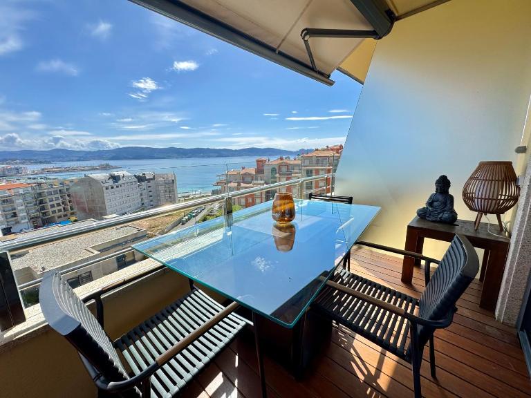 Sanxenxo, Apartamento 1 hab con vistas al mar, piscina, garaje y a 150 mts de la Playa Silgar - B&B Sanxenxo