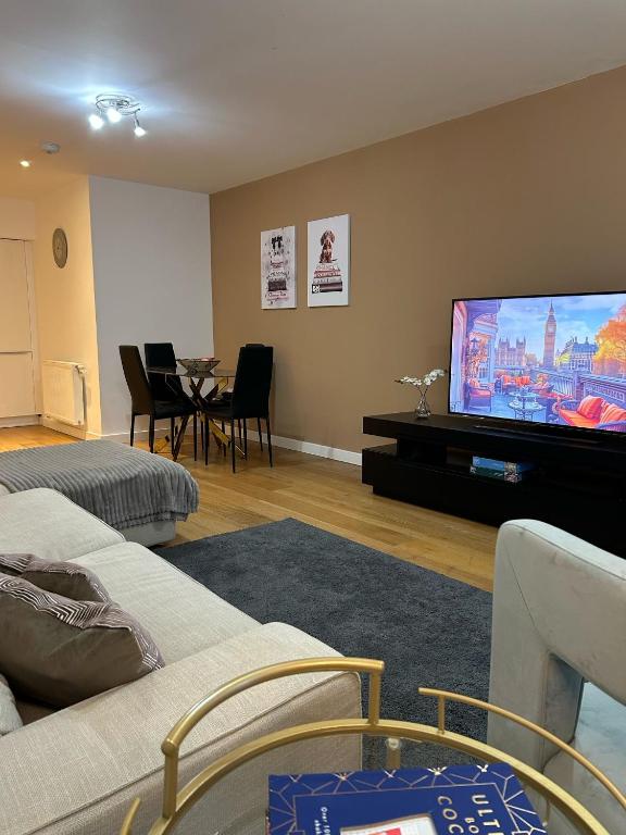 Modern 2-Bedroom Flat Near Wembley - 9 Minutes from Park Royal Station - B&B Londra